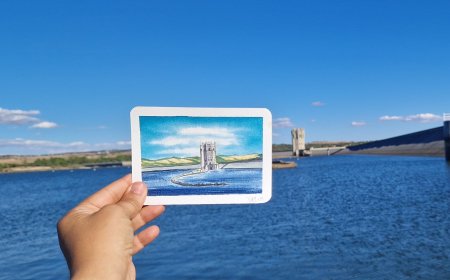 La torre que flota sobre el embalse de Santillana en Manzanares El Real
