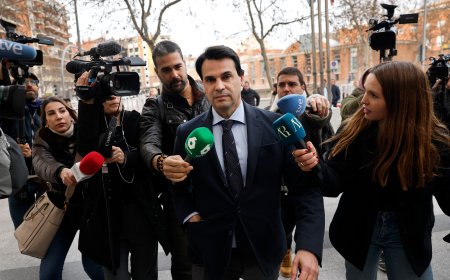 Amador choca con un cámara por accidente al salir del juzgado y  Ayuso asegura que “fue agredido”