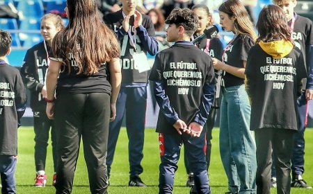 Raquel Fernández, una árbitra adolescente acosada en un partido de prebenjamines: “Porque unos chicos digan que no valgo para nada, no dejaré de hacer lo que me gusta”