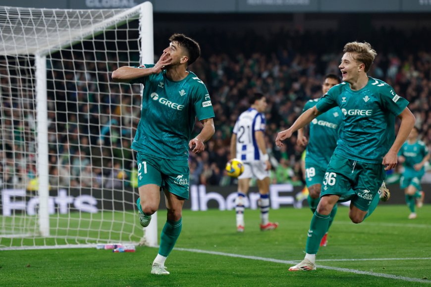 El Betis arrolla a una Real en inferioridad