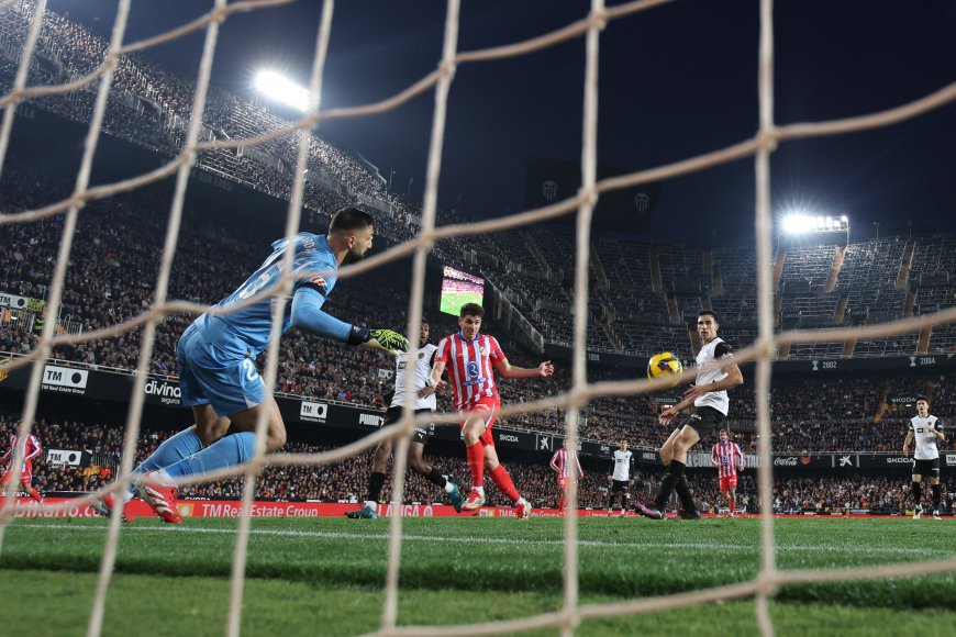 El Atlético sigue en la cúspide tras vencer a un esforzado Valencia