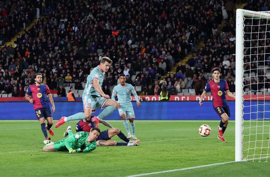 Barcelona - Atlético, semifinal de la Copa del Rey en directo | Barça y Atleti empatan a cuatro goles en la ida de una eliminatoria electrizante