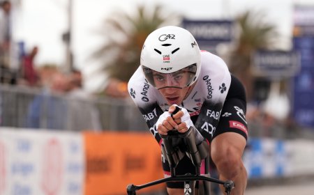 Juan Ayuso, segundo en la crono de la Tirreno que se llevó Ganna