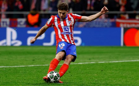 Simeone sobre el cruel resbalón de Julián Alvarez en el penalti: “Quiero creer que el VAR vio que tocó el balón”