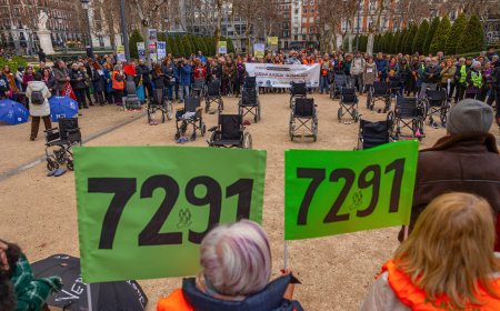 Familiares de muertos en residencias protestan a las puertas del Supremo cinco años después del primer “protocolo de la vergüenza”