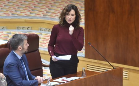 Ayuso responde en la Asamblea sobre el reparto de menores: “Cumpliré con la ley me guste o no”