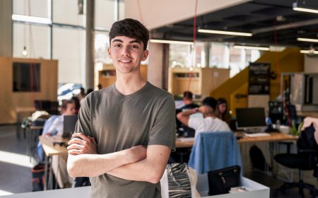 Un joven de 20 años factura tres millones de euros al año al fundar una “universidad” de IA sin terminar sus propios estudios
