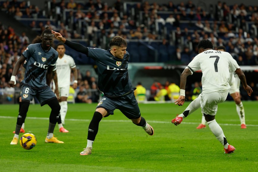 Real Madrid - Rayo en directo | Los blancos buscan cerrar el encuentro tras el descanso después del gol de Pedro Díaz