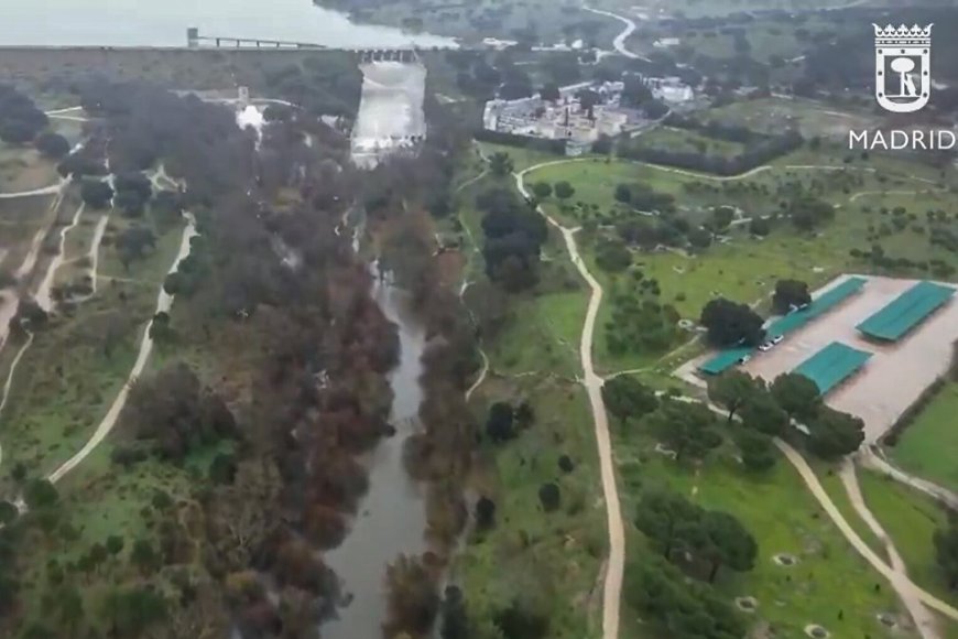 Seis desalojados en el poblado de Las Sabinas en Móstoles por la crecida del río Guadarrama
