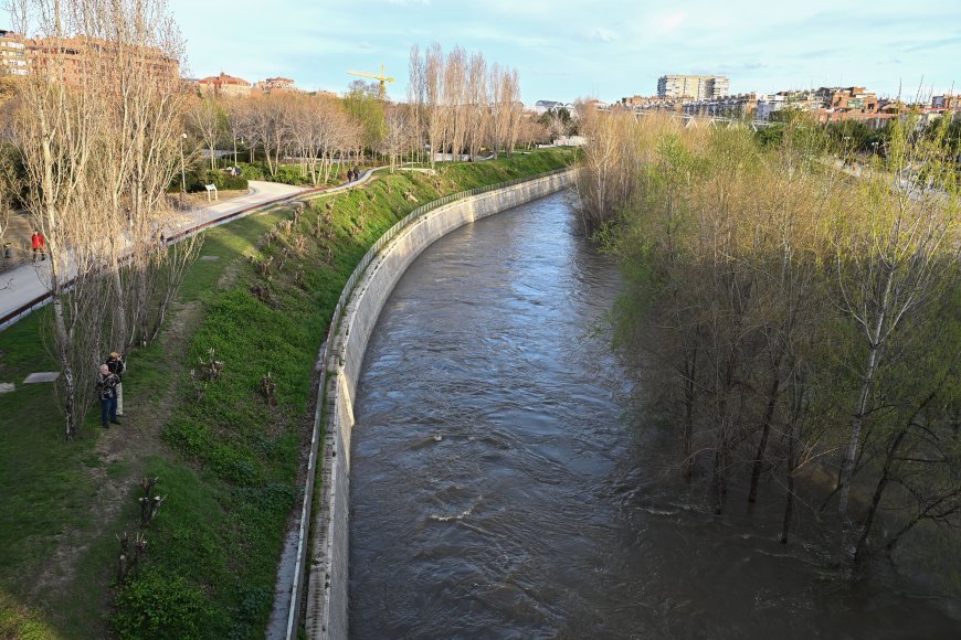 Madrid vuelve a pedir “máxima precaución” en el Manzanares y no descarta “afecciones importantes” en la A-6, la M-40 y la M-30