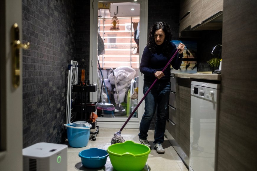 En la vivienda social de Virginia nunca deja de llover