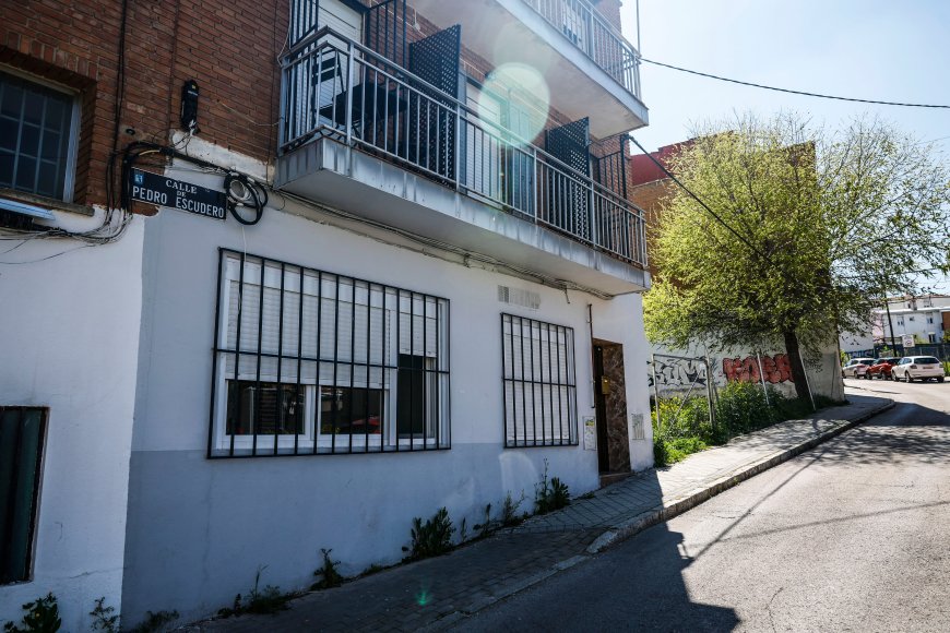 Del origen obrero de los años 60 al tiburón inmobiliario y el okupa: la crisis de la vivienda en una casa de Vallecas
