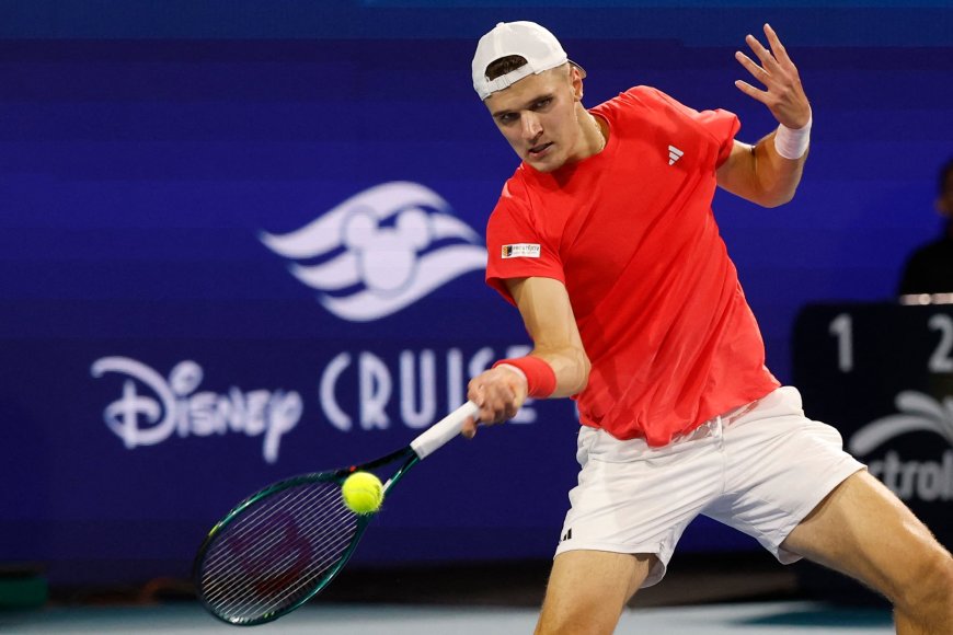 Mensik priva a Djokovic de su título 100