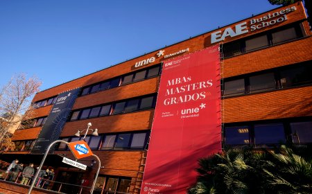 La escuela privada EAE ofrece devolver parte del dinero a 714 alumnos para compensar la falta de un título universitario