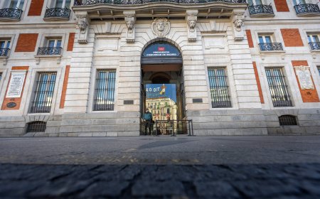 El Constitucional admite el recurso contra la ley de Ayuso para no recordar el pasado franquista de la Casa de Correos