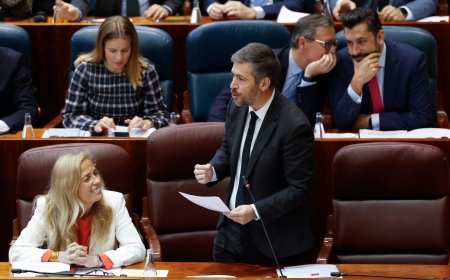 El PP presume de la ausencia de Ayuso en la Asamblea: “Todos van a ir pa’lante, pa’la China comunista”