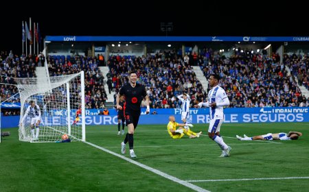 Un gol en propia puerta socorre al Barcelona