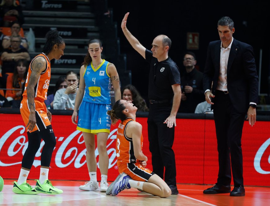 Queralt Casas se parte el brazo durante un partido de Liga en la Fonteta