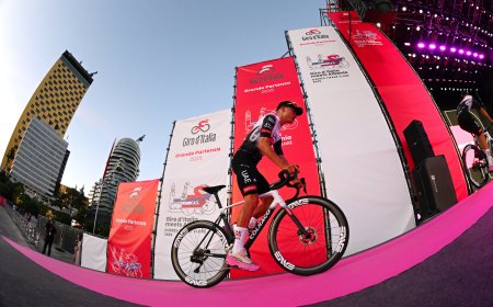 El primer Giro de Juan Ayuso comienza en las carreteras de Albania teñida de rosa