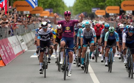 Pedersen viaja de Albania a Italia con la ‘maglia’ rosa del Giro en la maleta