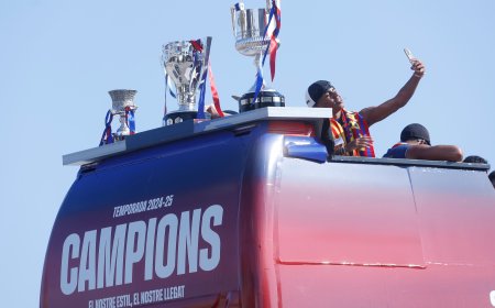 La rúa del FC Barcelona tras ser campeones de la Liga, en imágenes