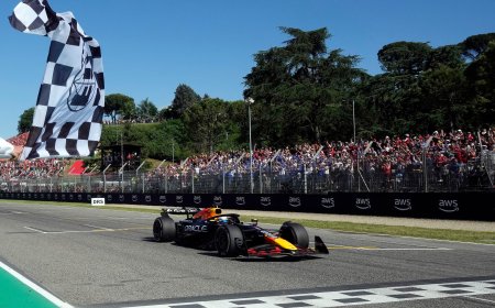 Verstappen firma una salida estelar y vence en Emilia Romagna