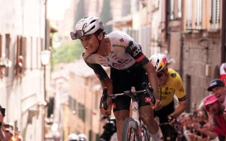 El Giro se descubre en los caminos de Siena ante Isaac del Toro, primer ciclista mexicano en ‘maglia’ rosa