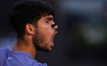 Alcaraz luce hegemonía en la casa de Sinner y festeja en Roma