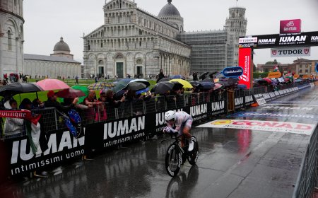 El Giro de Italia se inclina ante Juan Ayuso en Pisa