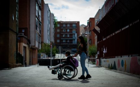 La niña atropellada por el coche del director policial en Madrid también se rompió el fémur