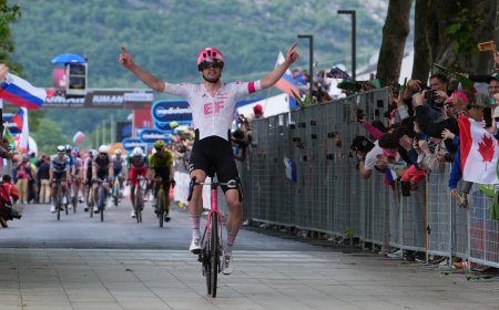 Un atasco por una caída frena a Roglic y a Juan Ayuso y refuerza a Isaac del Toro en su liderato del Giro de Italia