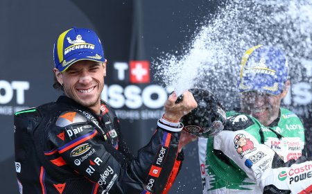 Marco Bezzecchi demuestra que la Aprilia es una moto ganadora en el GP del Reino Unido