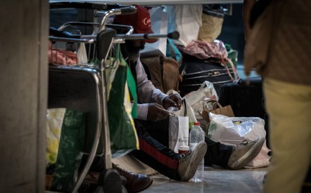 Cómo acoger solicitantes de asilo era un orgullo para Almeida y después un tapón para ayudar a las personas sin hogar de Barajas