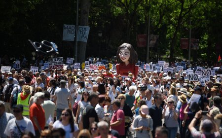 Ayuso anuncia para 2026 una subida salarial de los médicos que se había pactado hace tres años