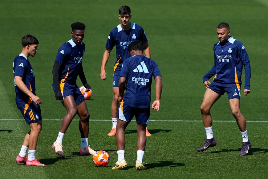 Real Madrid - Mallorca en directo | Ancelotti alinea a los diez jugadores que tiene del primer equipo y apuesta por Jacobo como central