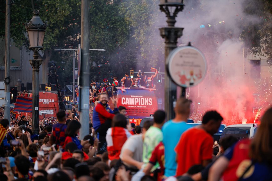 Barcelona se rinde a los campeones
