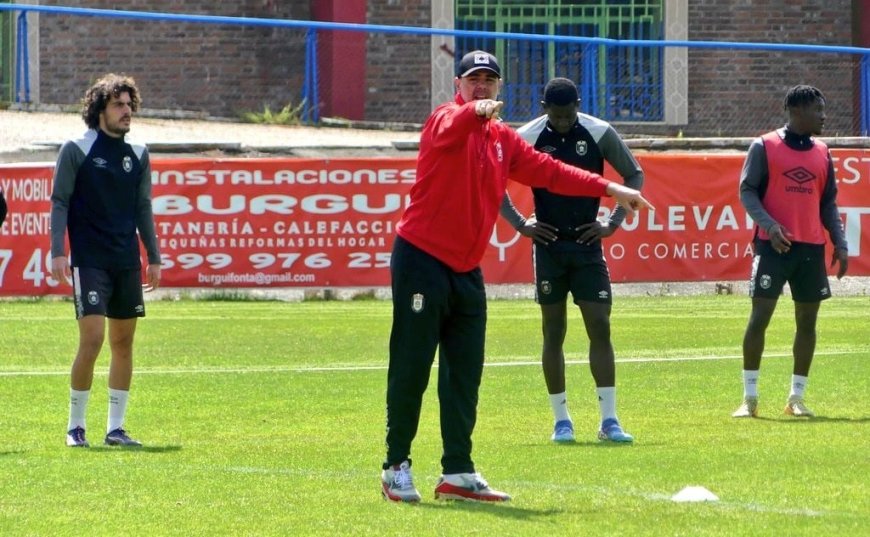 Víctor Valdés deja el Ávila un mes después de fichar como entrenador
