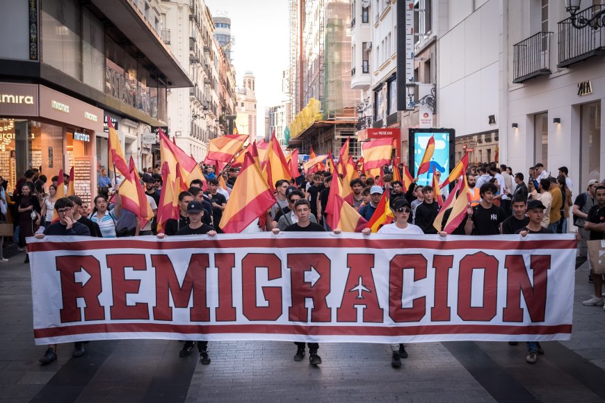 Falange Española sale a las calles de Madrid en una manifestación llena de adolescentes