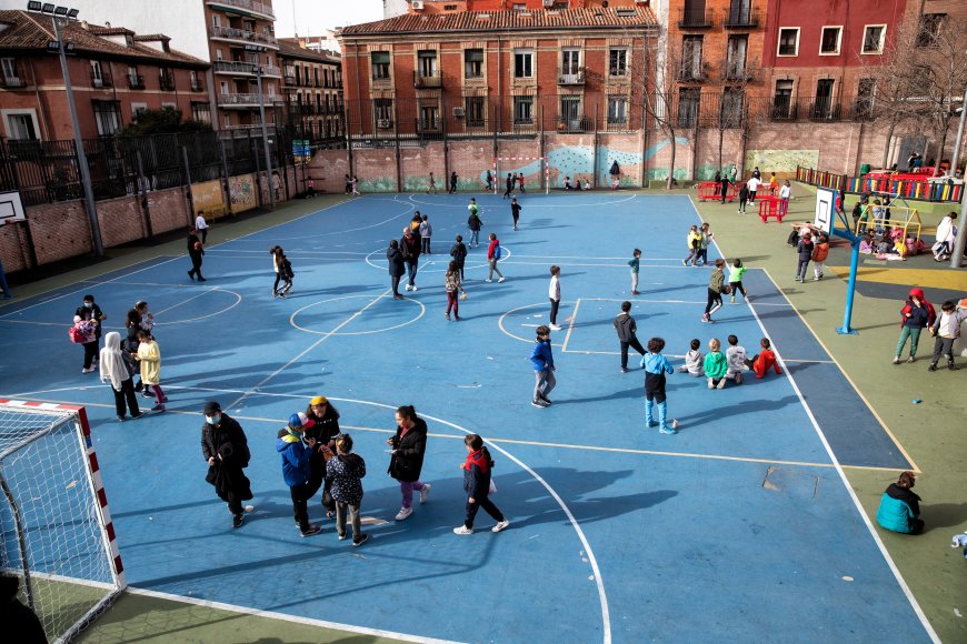 Los patios y bibliotecas de los colegios públicos de Madrid abrirán durante la tarde el próximo curso