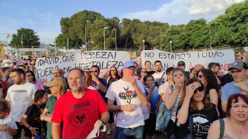 Una gran pitada popular en contra del delegado de distrito inaugura las fiestas de Hortaleza