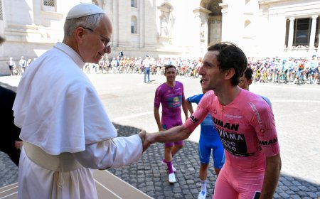 Hasta el Papa bendice a Simon Yates, espléndido ganador del Giro de Italia