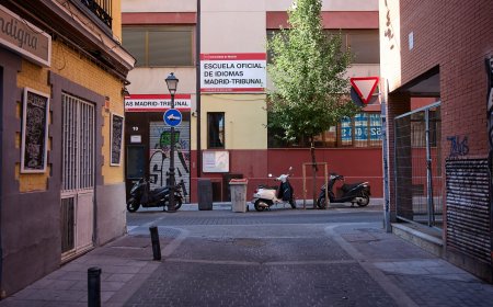 Profesores de las Escuelas Oficiales de Idiomas de Madrid denuncian el cierre de grupos para compensar las 19 horas lectivas