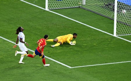 España - Francia en directo | La selección española vence al descanso tras una gran actuación de Unai Simón