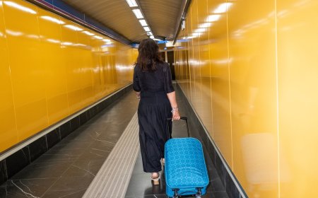 Un día en busca de trabajo con una interna que duerme en Barajas: “Si me tengo que explotar me explotaré”