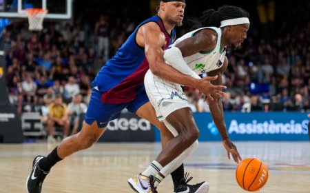 El Barcelona, aplastado por el Unicaja, decide no jugar al baloncesto en el peor momento