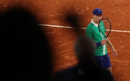 Sinner no se apiada de nadie, tampoco del Djokovic heroico