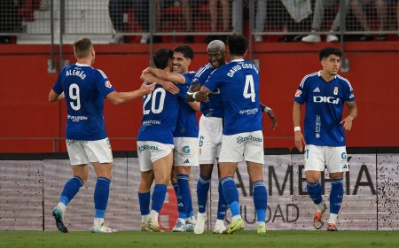 El Oviedo gana al Almería en el minuto 93 con un doblete de Nacho Vidal