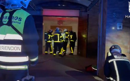 Un herido con quemaduras y tres intoxicados en el incendio de una asociación hindú de Madrid