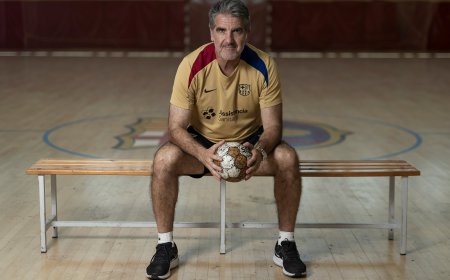 Carlos Ortega, entrenador del Barcelona de balonmano: “Muchas veces, no me queda otra que mirar hacia otro lado”