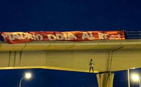 Condenados cuatro aficionados del Atlético por colgar el muñeco de Vinicius de un puente de Madrid